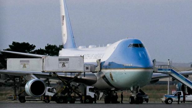 Air Force One und Catering-Container wo Trump transportiert wurde