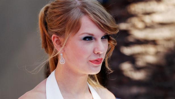 FILE PHOTO: Taylor Swift arrives at the Teen Choice Awards in Los Angeles