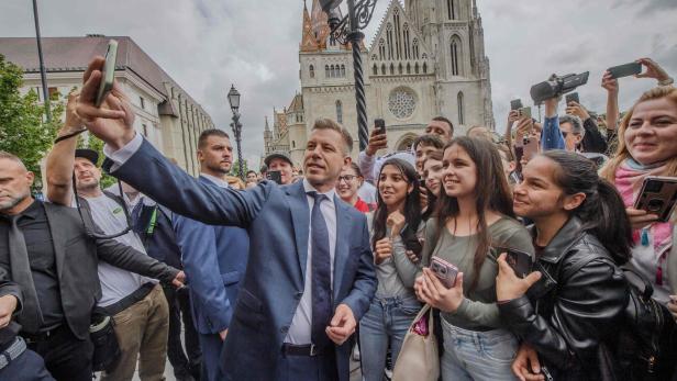 Symbolik kann Magyar gut: Das Karmeliterkloster, Orbán ehemaliger Amtssitz, öffnete er nach seinem Sieg der  Öffentlichkeit.