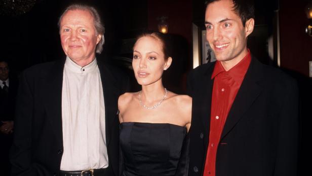 James Haven, Angelina Jolie und  Jon Voight lächeln in die Kamera