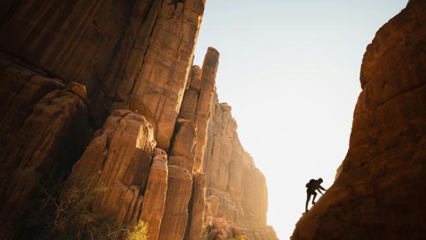 Person klettert in einem Canyon 