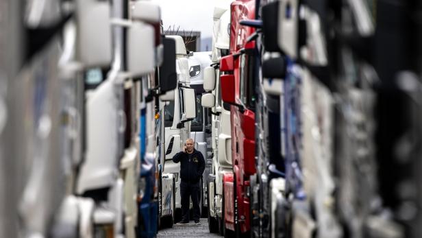 Western Balkan truck drivers block EU border terminals to protest new exit/entry system