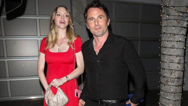 Matt Bellamy und Elle Evans posieren gemeinsam bei einem öffentlichen Auftritt in Los Angeles.