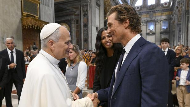 Papst Leo schüttelt dem Schauspieler Matthew McConaughey die Hand, während dessen Ehefrau Camila Alves daneben steht.