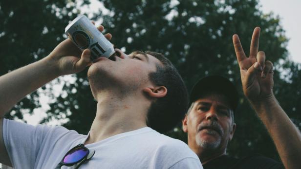 Teenager trinkt Bier