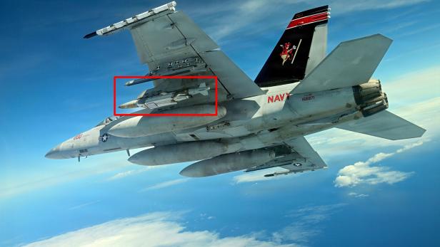 Ein Kampfflugzeug F/A-18 fliegt vor blauem Himmel