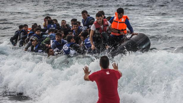 Migranten auf einem Boot 