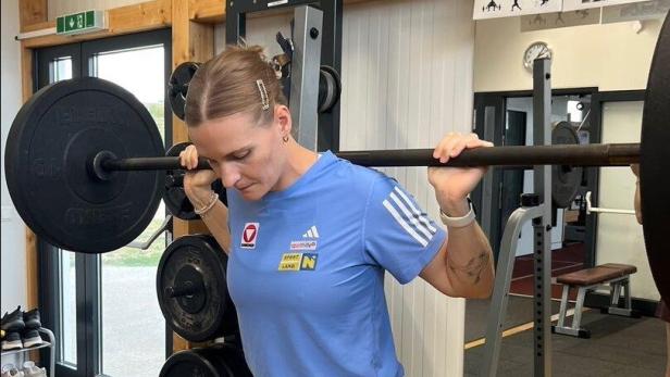 Victoria Hudson trainiert mit einer Langhantel.