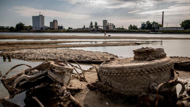 Im sumpfigen Ufer der Donau in Budapest taucht Kriegsgerät aus dem Zweiten Weltkrieg auf 