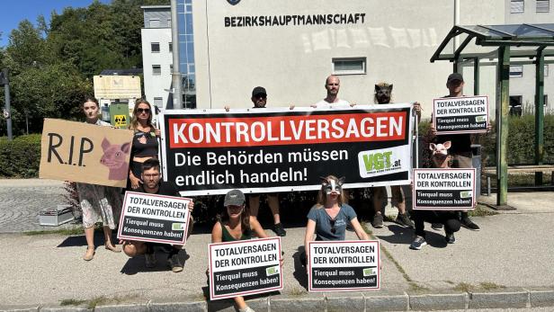 Protest mit Plakaten vor der Bezirkshauptmannschaft Scheibbs.