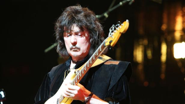 Ritchie Blackmore mit Gitarre auf der Bühne.