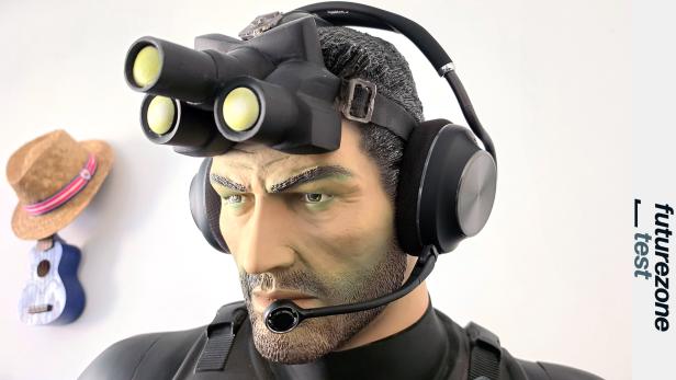 Mann mit Gaming-Headset und Nachtsichtgerät.