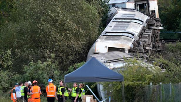 BRITAIN-TRANSPORT-TRAIN-ACCIDENT