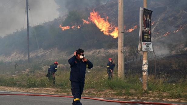 Wildfires rage in Greece