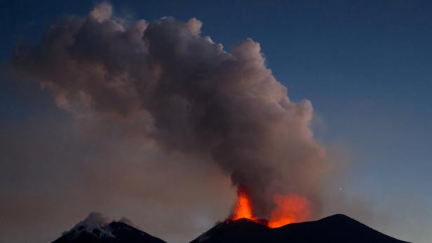 Mount Etna eruption disrupts Sicily air travel as hundreds of flights are cancelled or rerouted