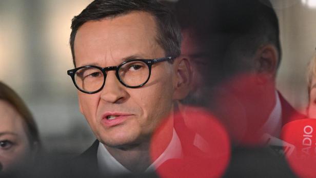 Der polnische Politiker Mateusz Morawiecki spricht vor Mikrofonen.