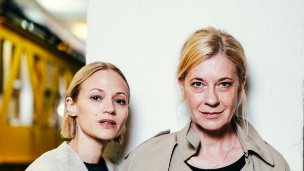 Mavie Hörbiger (links) und Caroline Peters beim Fotoshootings für profil
