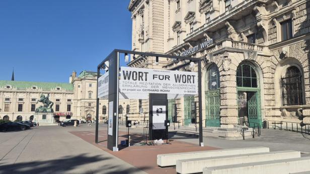 Eine würfelförmige Kunstinstallation steht vor dem Weltmuseum