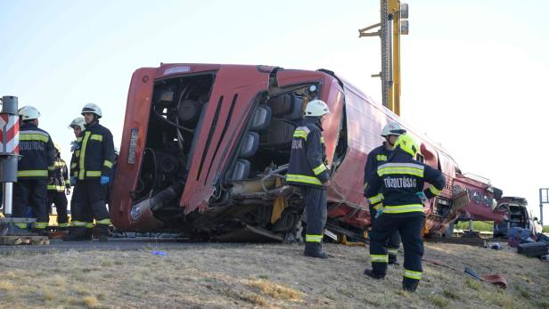HUNGARY-POLAND-BUS-TRANSPORT-CRASH