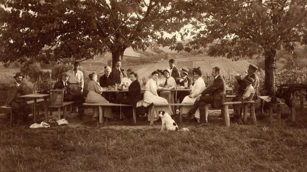 Heuriger in der Nähe von Wien: Um 1900 genoss man den Ausflug aus der beengten Stadt zu den Weinbergen und ihren Buschenschanken. 