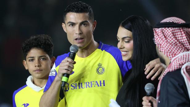 Cristiano Ronaldo spricht in ein Mikrofon.