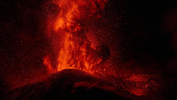 Mount Etna eruption disrupts Sicily air travel as hundreds of flights are cancelled or rerouted