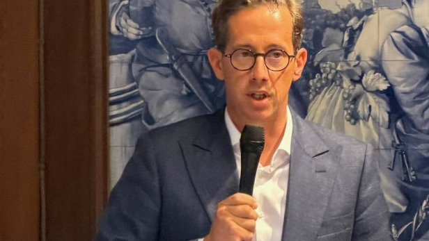 Reinhard Teufel spricht mit Mikrofon bei der Bezirksparteikonferenz der FPÖ in Scheibbs.