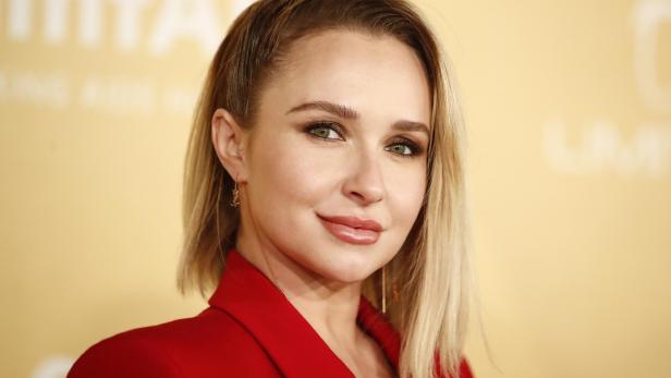 Hayden Panettiere mit blonden Haaren lächelt in die Kamera