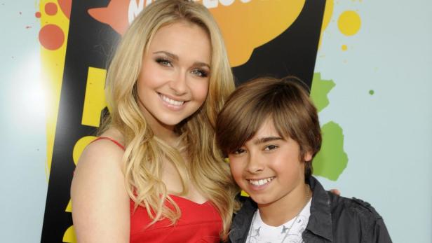Hayden Panettiere posiert mit ihrem Bruder bei einem Event.