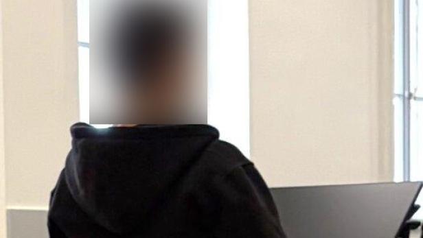 Ein Angeklagter im Gerichtssaal von hinten