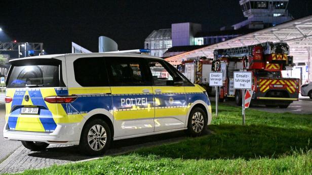 Archivbild: Polizeiauto vor dem Flughafen München