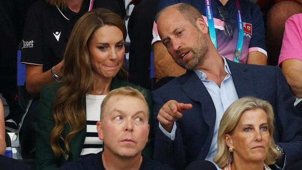 Prinz William und Catherine, Prinzessin von Wales, sitzen bei einer Sportveranstaltung neben Herzogin Sophie.