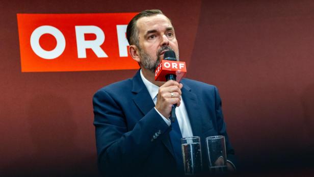 Mann im Anzug spricht bei ORF-Pressekonferenz ins Mikrofon.