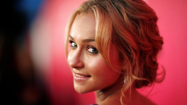 Hayden Panettiere blickt lächelnd in die Kamera