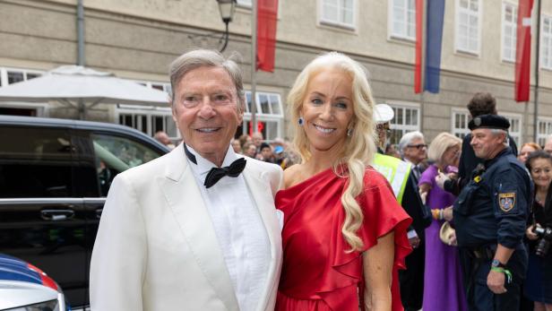 Hans-Peter Wild und seine langjährige Partnerin, die Rechtsanwältin Christine E. Drage bei den Salzburger Festspielen