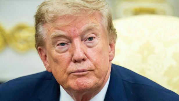 Donald Trump blickt mit ernstem Gesichtsausdruck direkt in die Kamera.
