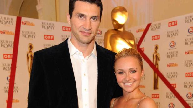 Wladimir Klitschko und Hayden Panettiere posieren gemeinsam vor einer Kurier Romy-Hintergrundwand.