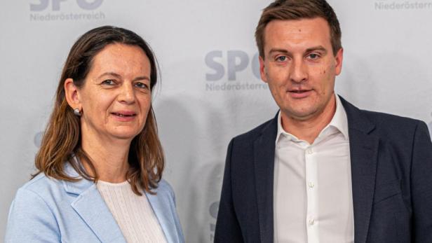 Kerstin Suchan-Mayr und Sven Hergovich präsentieren vor dem SPÖ-Niederösterreich-Logo einen Plan zur Revitalisierung des Erlabachs.