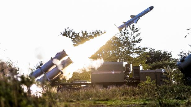 Ein Küstenabwehrsystem im Wald startet eine Rakete