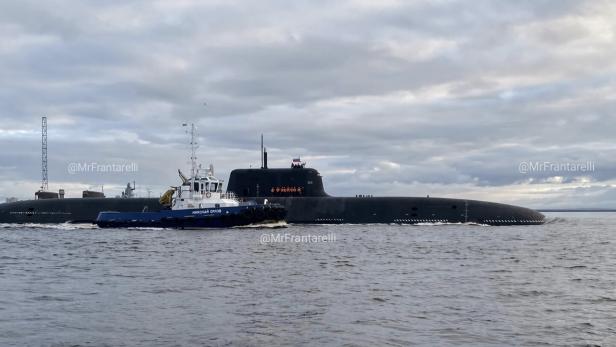 Ein U-Boot fährt im Meer
