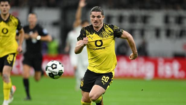 Marcel Sabitzer läuft im Trikot von Borussia Dortmund dem Ball nach