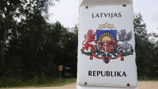 Latvian President Rinkevics visits Latvian-Belarussian border