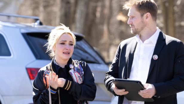 Hayden Panettiere und Brian Hickerson unterhalten sich auf der Straße