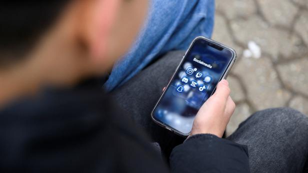 German school kids react to Germany mulling social media ban for minors