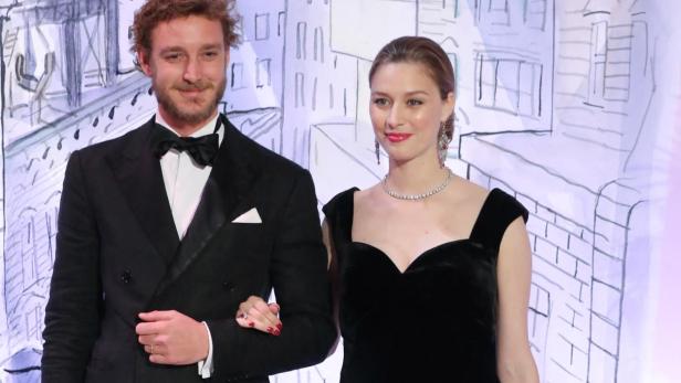 Beatrice und Pierre Casiraghi posieren in einem schwarzen Anzug und einem schwarzen Kleid