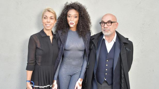 Mathilde Favier posiert neben Model Winnie Harlow 