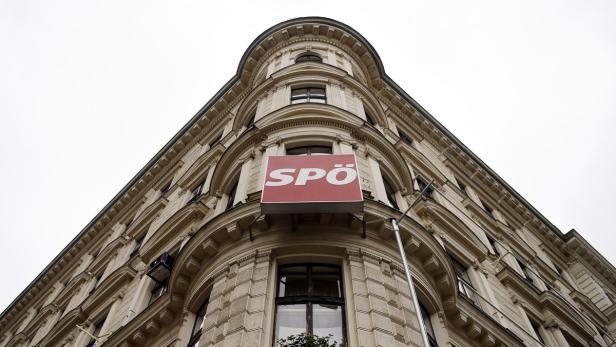 Ein Gebäude mit einem Schild der SPÖ an der Ecke.