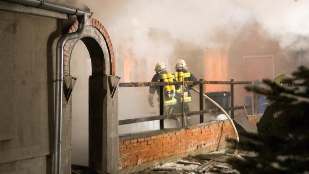 Einsatzkräfte der Feuerwehr bei der Brandbekämpfung in Untermarkersdorf.