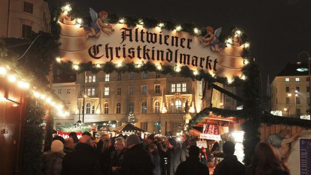 Der Altwiener Christkindlmarkt ist von vielen Menschen besucht.