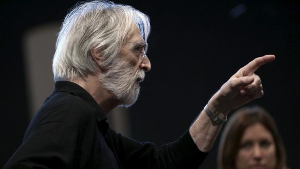 epa03530237 A handout picture provided by the Spanish Royal Theater shows Austrian conductor Michael Haneke during the general rehearsal of the Mozart&#039;s opera &#039;Cosi fan tutte&#039; on the stage of The Royal Teather in Madrid, central Spain, 10 January 2013. EPA/JAVIER DEL REAL / HANDOUT HO HANDOUT EDITORIAL USE ONLY - NO SALES